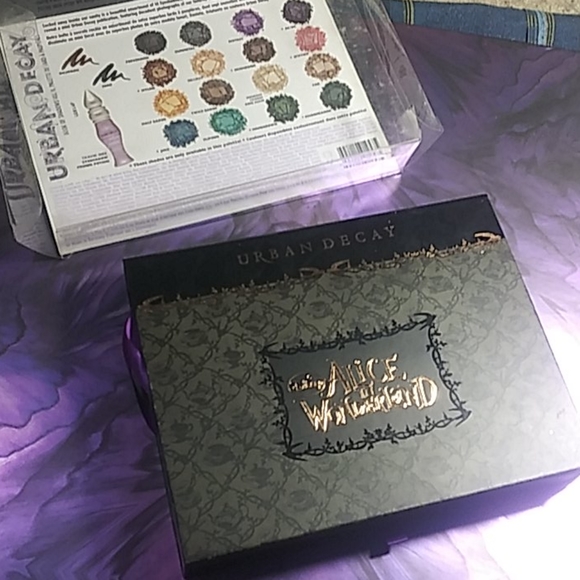 URBAN DECAY ALICE IN WONDERLAND MAKEUP PALETTE - Picture 1 of 5